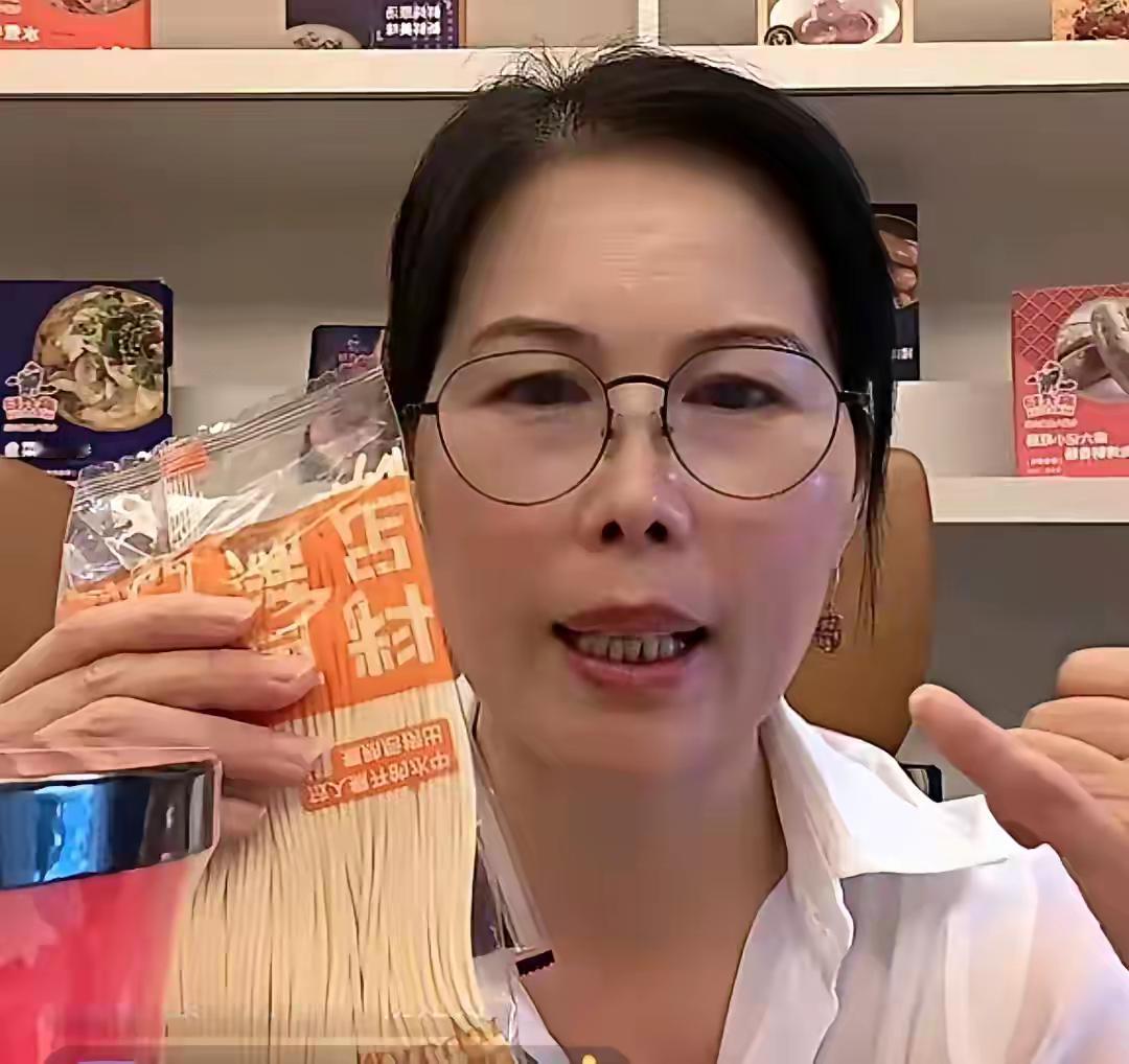 小杨阿姨说，这次汪小菲一回来！看他可憔悴了！汪小菲就对小杨阿姨解释说，小杨，我这