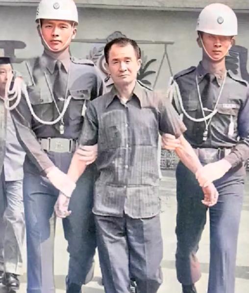 1982年，被判死刑的抗战老兵李师科，即将被押赴刑场。他换上了崭新的短袖衬衣，理