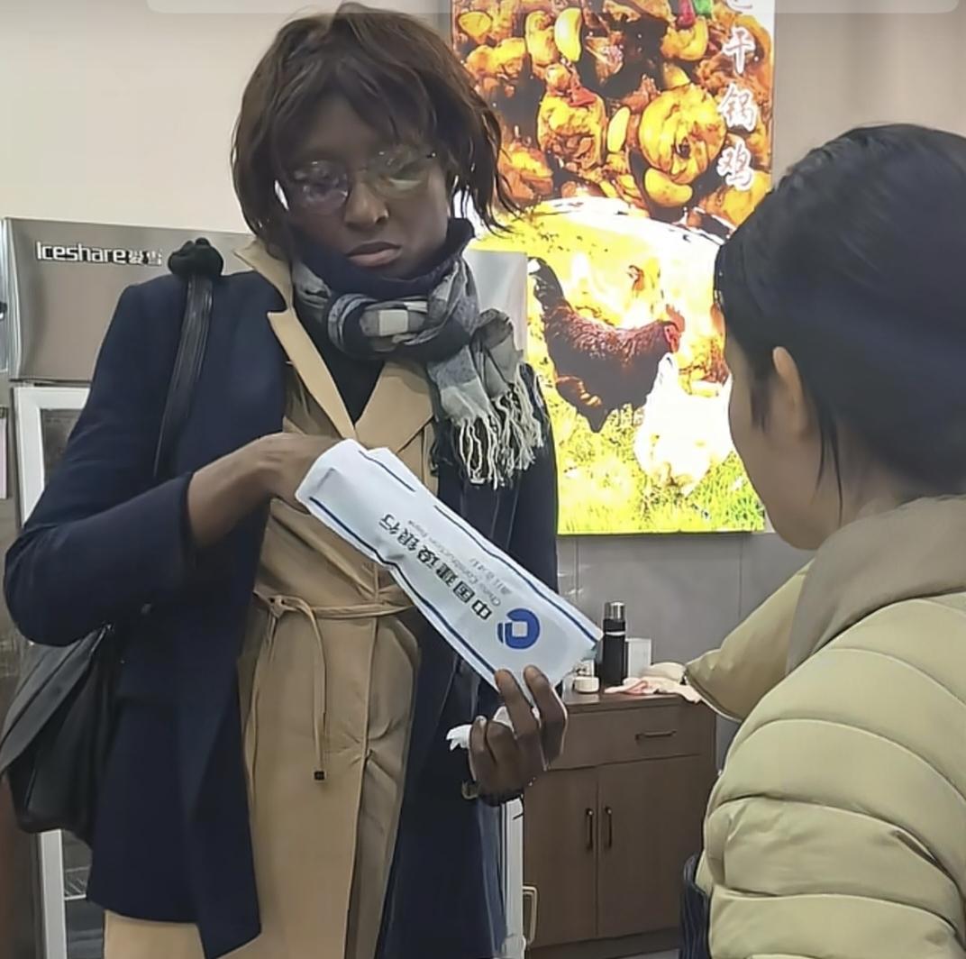 浙江餐馆惊现“零元购”？黑人女子去饭店点菜吃饭说没钱，连银行卡密码都忘了。
 