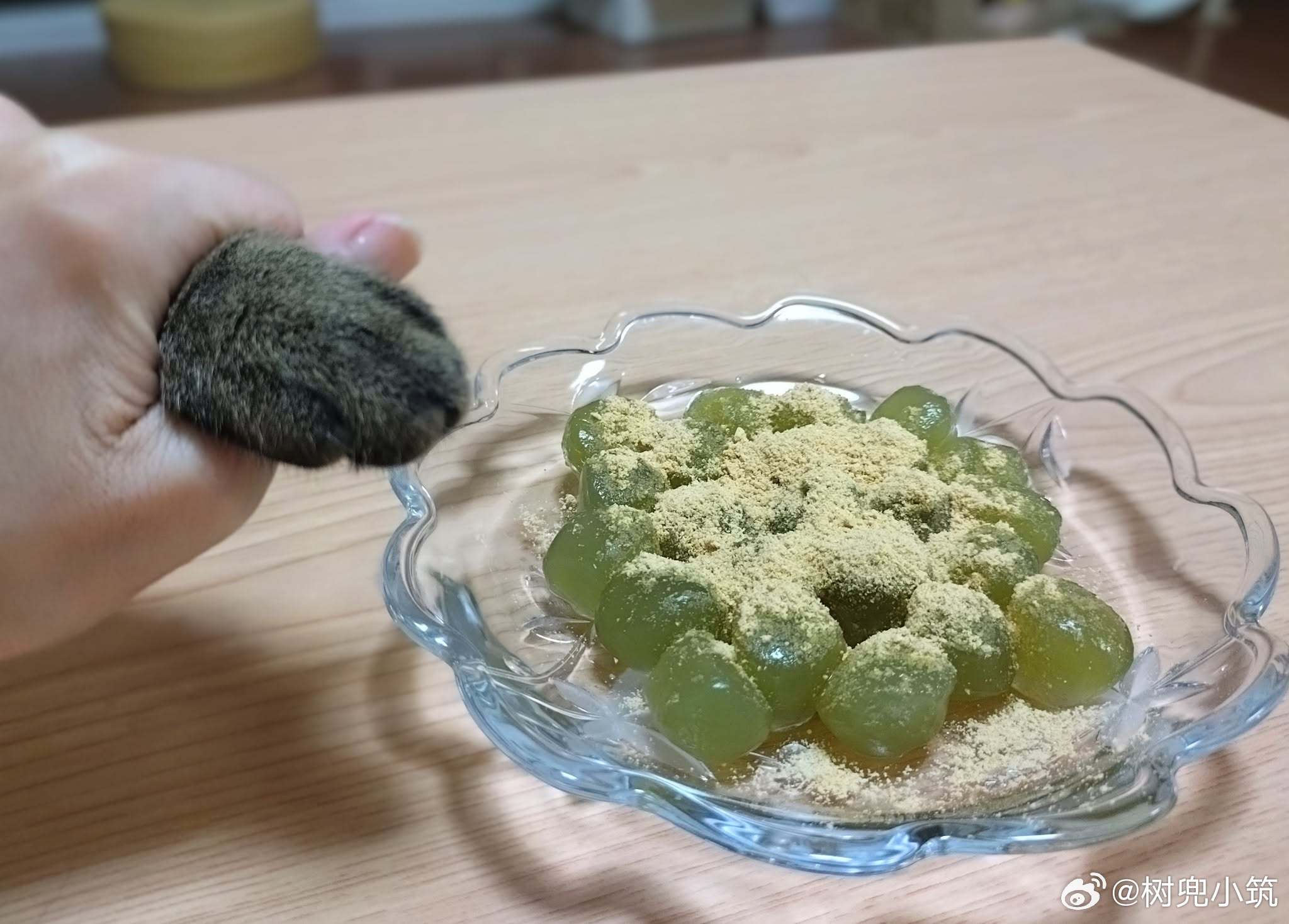 【 超市卖的蕨饼好吃的要诀 】１．用热水煮10秒２．在冰水裡迅速冷却３．充分沥干