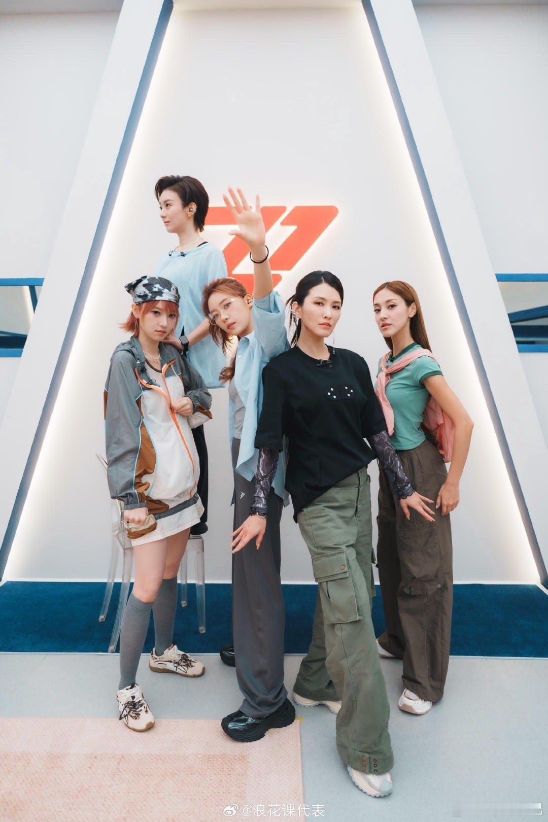 张月团复刻复仇者联盟海报乘风2026张月哈哈哈哈属实被我们BY5给狠狠拿捏住潮流