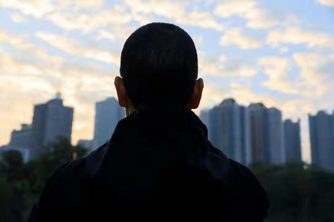 物业费到底该怎么收？服务标准如何界定？业主与物业之间的矛盾又该如何化解？
因收缴