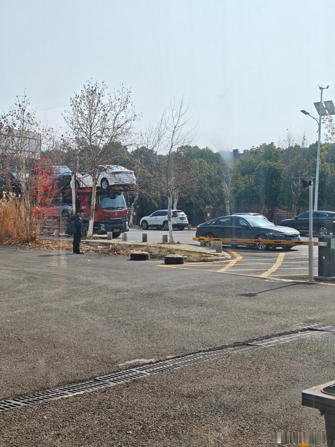 我们这方圆两公里内就这一家快餐店 沙县小吃，每天生意特别特别好 因为附近还有大量