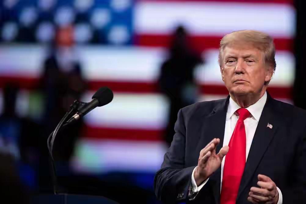 当地时间周一晚上7点，特朗普登录Truth Social。

直到午夜12点，他