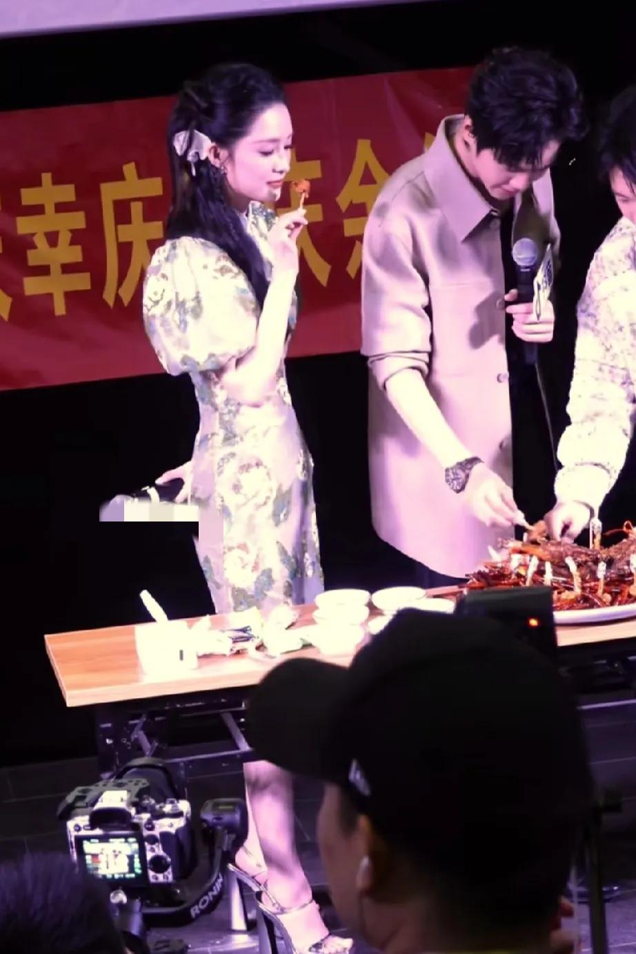 李沁：拿起和他们一起拍照，结果这两人吃起来了[捂脸][捂脸][捂脸]，这下尴尬了