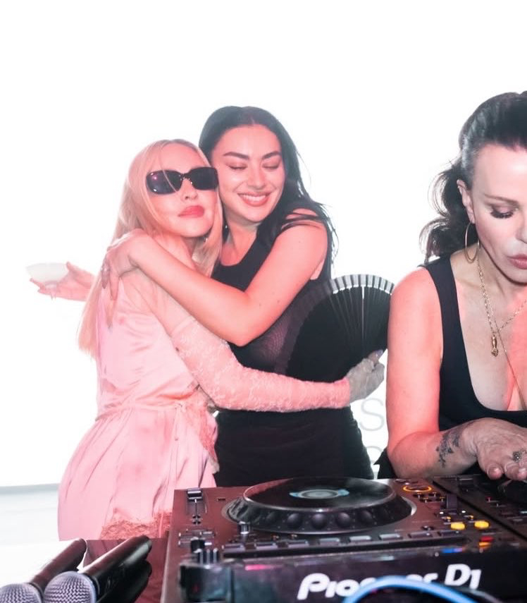 Charli xcx 在《Quotidien》聊和 Madonna 一起玩的经历