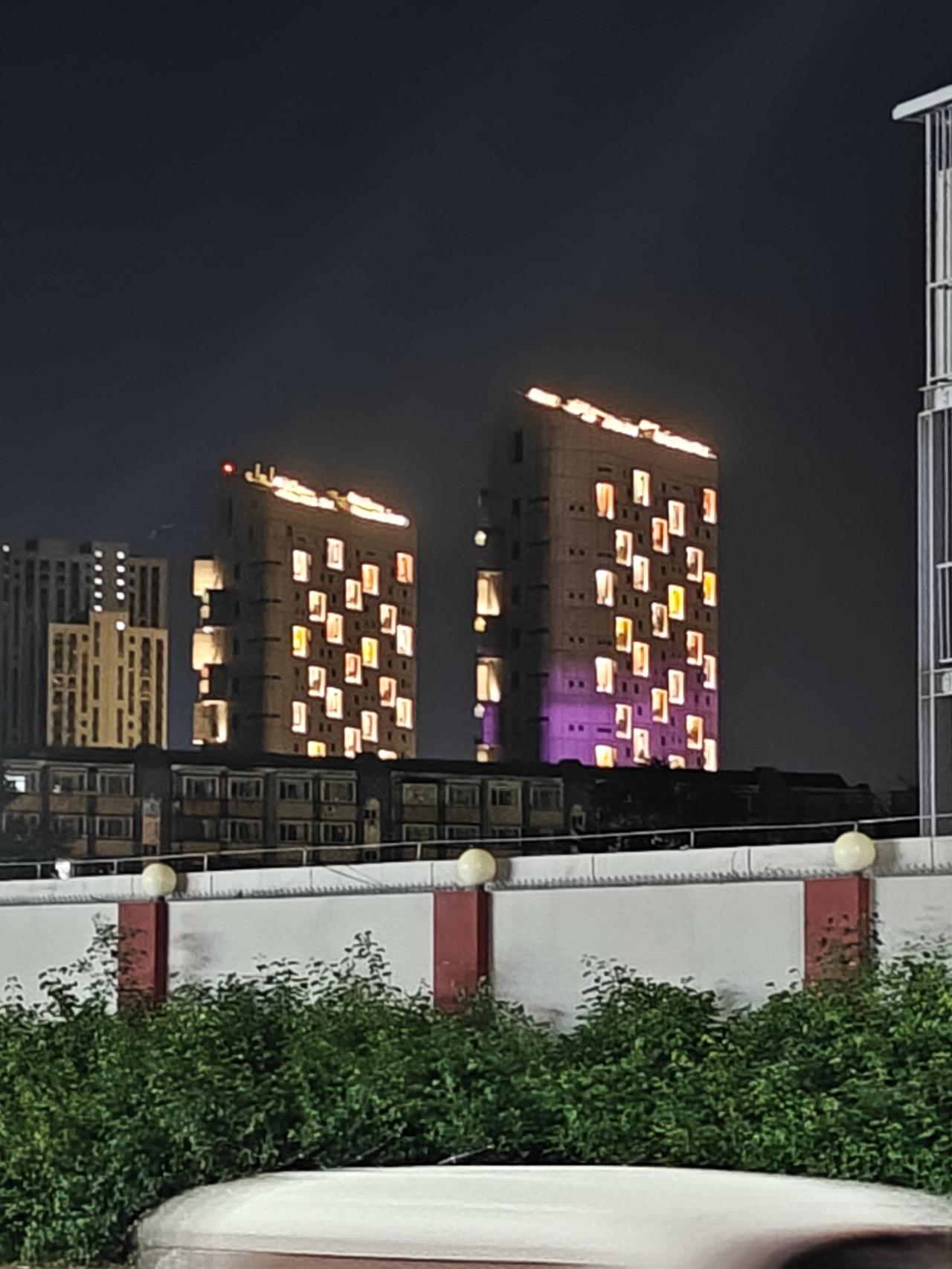 分享一张你拍的建筑唐山建设路旁夜幕下迷幻的第三空间综合体。