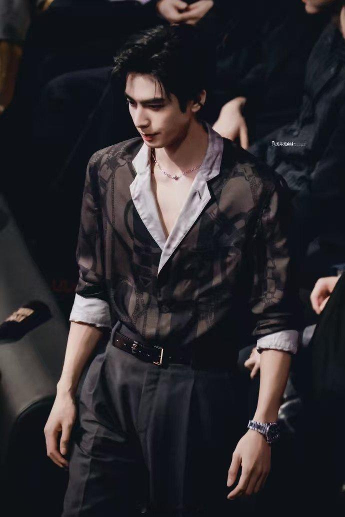 宋威龙 哇哦 不玩花哨装饰，用原生条件赢麻了！挺拔身姿撑满西装，浓颜自带故事感，