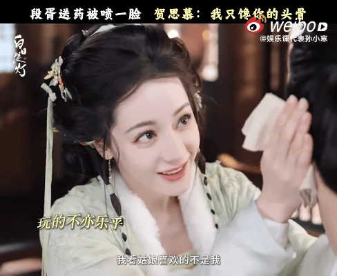 迪丽热巴陈飞宇 情侣手链一看就假的离谱，热巴年纪越来越大，陈飞宇怎么可能看得上她