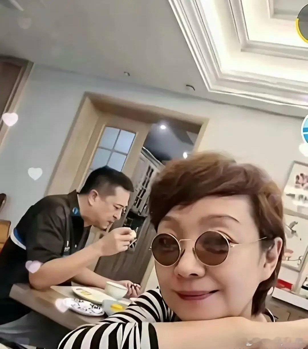 王海燕罕偷晒老公张嘉译吃饭，普通老百姓的幸福。 
