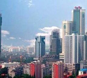 凌晨3点武昌转车，下车的都是年轻学生。情侣，朋友，闺蜜。讨论着武汉的樱花，周天的