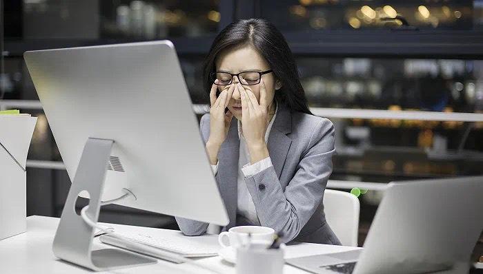 眼科专家称多眨眼可以保护眼睛  护眼很重要的，专家说多眨眼可以清洁眼球，对眼睛很