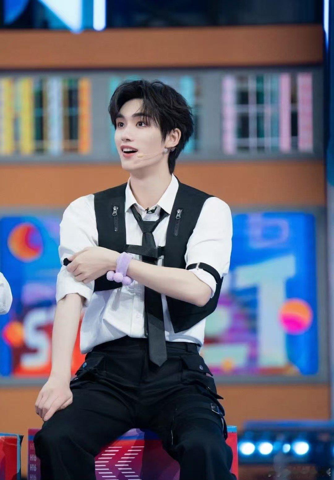 丁程鑫不要电我啊你好星期六你好星期六丁程鑫名场面，口是心非的放电太撩人，这谁顶得