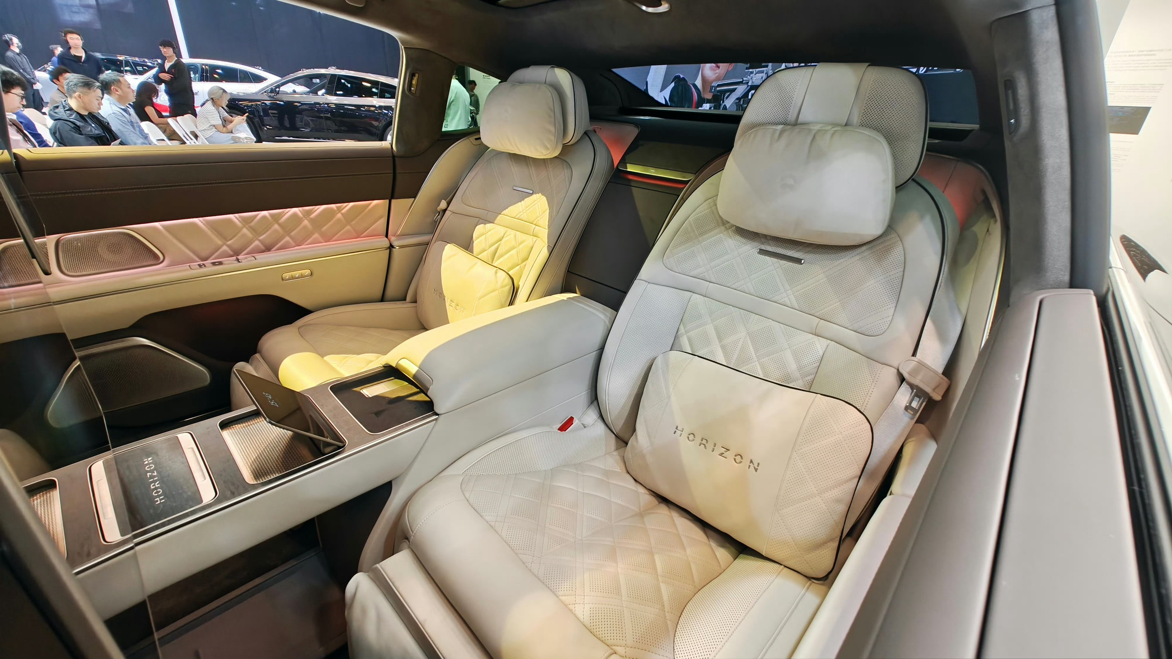 地平线两款颜色，我中意黑银（拂晓黎明）多一点，实车看起来非常有质感，双拼色+23