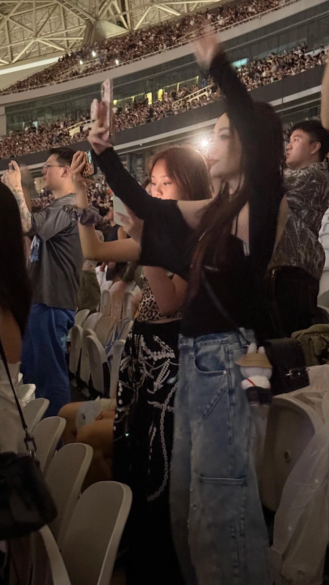甜馨去看侃爷演唱会李小璐在路人的镜头下也好美啊，而且甜馨怎么一下子变这么大了[可
