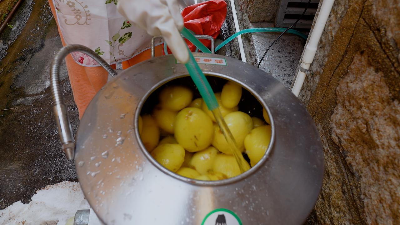 她有洁癖，家人至今不理解跟她为什么跟一堆土豆较劲。6年来她总是独自一人重复着削皮