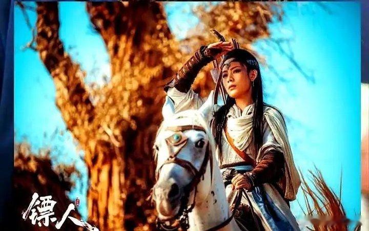 都说武侠已死，吴京拿一部《镖人》把所有人的脸都打了。你以为他还是战狼？这次他演的