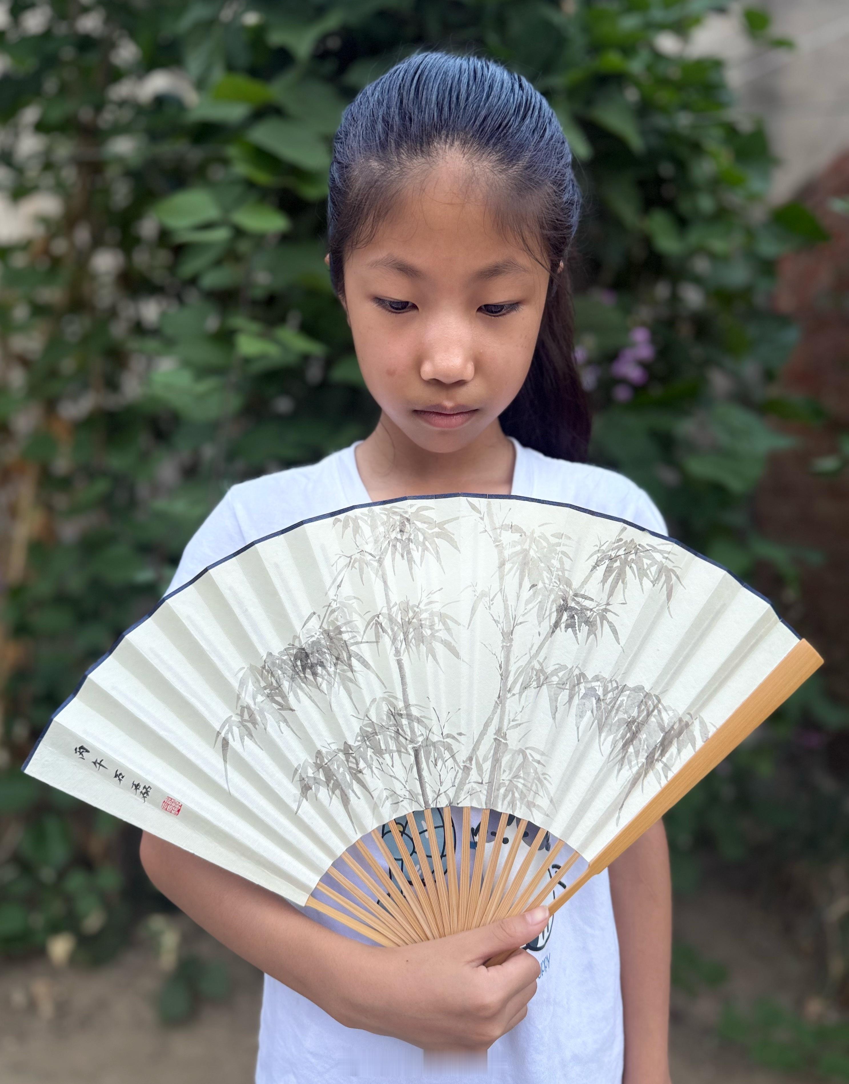 今天画的三把扇子，图一图二学徐渭风格，但是还比较拘谨，没有青藤山人潇洒飘逸。 