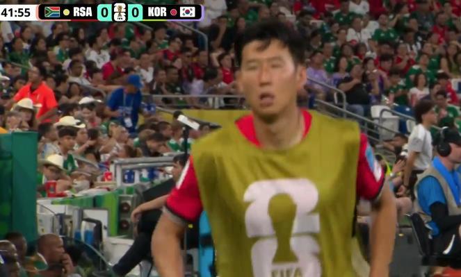 【孙兴慜在场边热身，韩国队上半场进攻未能奏效】南非vs韩国世界杯
