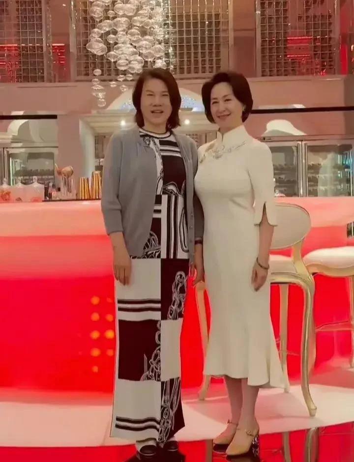 61岁何超琼和70岁董明珠同框，气势磅礴不分伯仲，实力都写在脸上。
何超琼穿着一