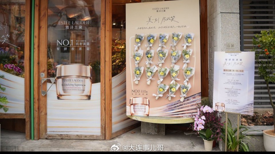 闪闪发光的她街头风掠过，才发现最美的风景从来都是闪闪发光的她。不被定义，无关年龄