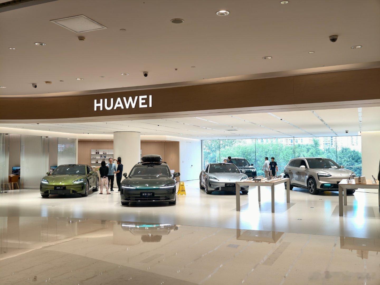 线下能停这么多辆鸿蒙智行的门店可不多啊尚界Z7这线条看起来挺流畅的智驾数码团
