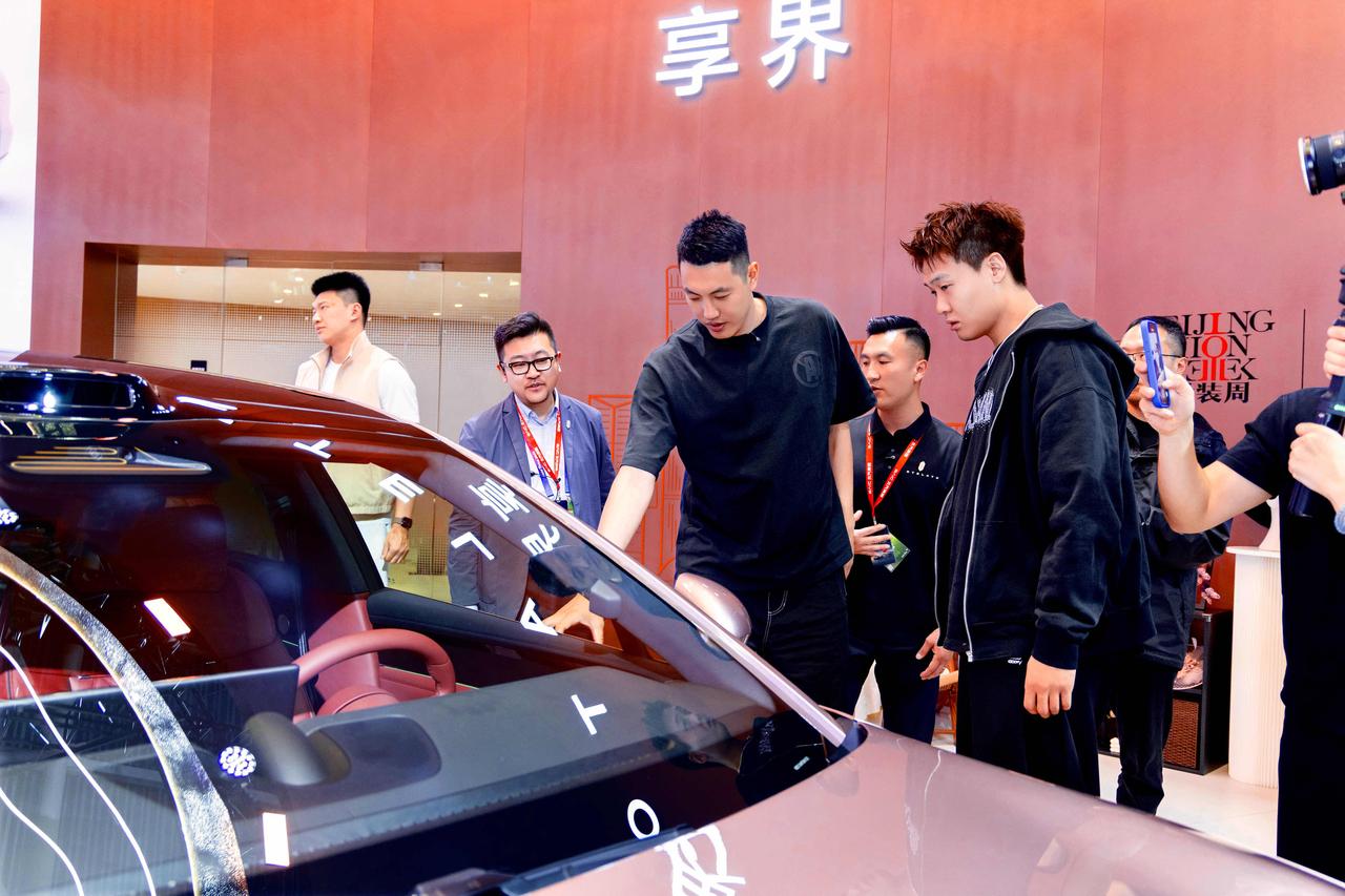 当CBA球星邂逅最美旅行车
北汽男篮众星集结莅临北京车展 享界展台。诗意球风碰撞