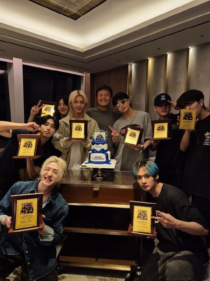 JYP给StrayKids送纯金奖牌 朴振英给Stray Kids送了纯金奖牌，