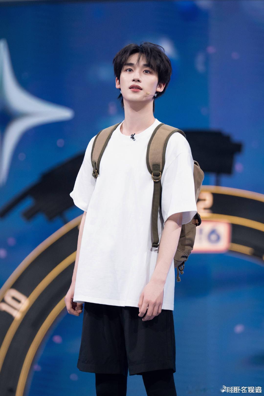 丁程鑫嘴比脑子快你好星期六歌曲接力名场面，小丁违规后才慢半拍做动作！ ​​​