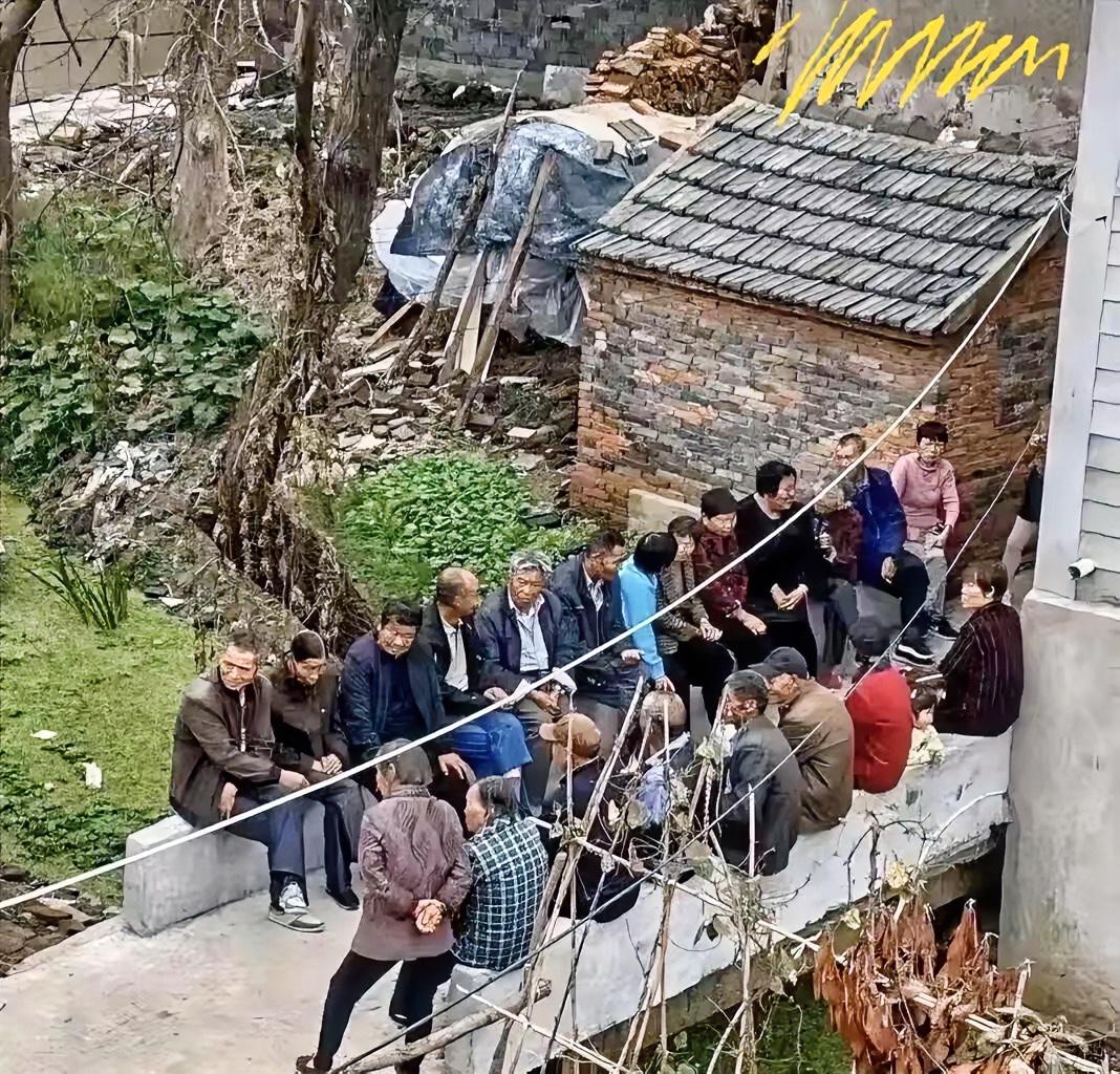 建议大家回村后，一定不要晨跑!
在上海上班的小花，养成了晨跑的习惯，回村后，昨天