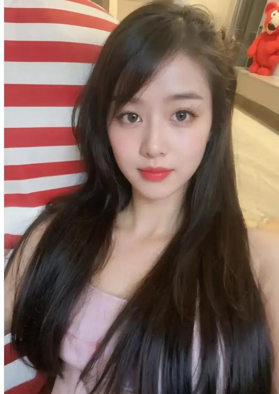 他一直在寻找一个安静的角落，直到遇见了她，那个温柔如水的女人。她的温柔，不仅体现