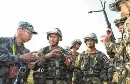7日一到，解放军准时派兵，18国在俄罗斯集结，联手干一件大事。解放军陆军于 9 