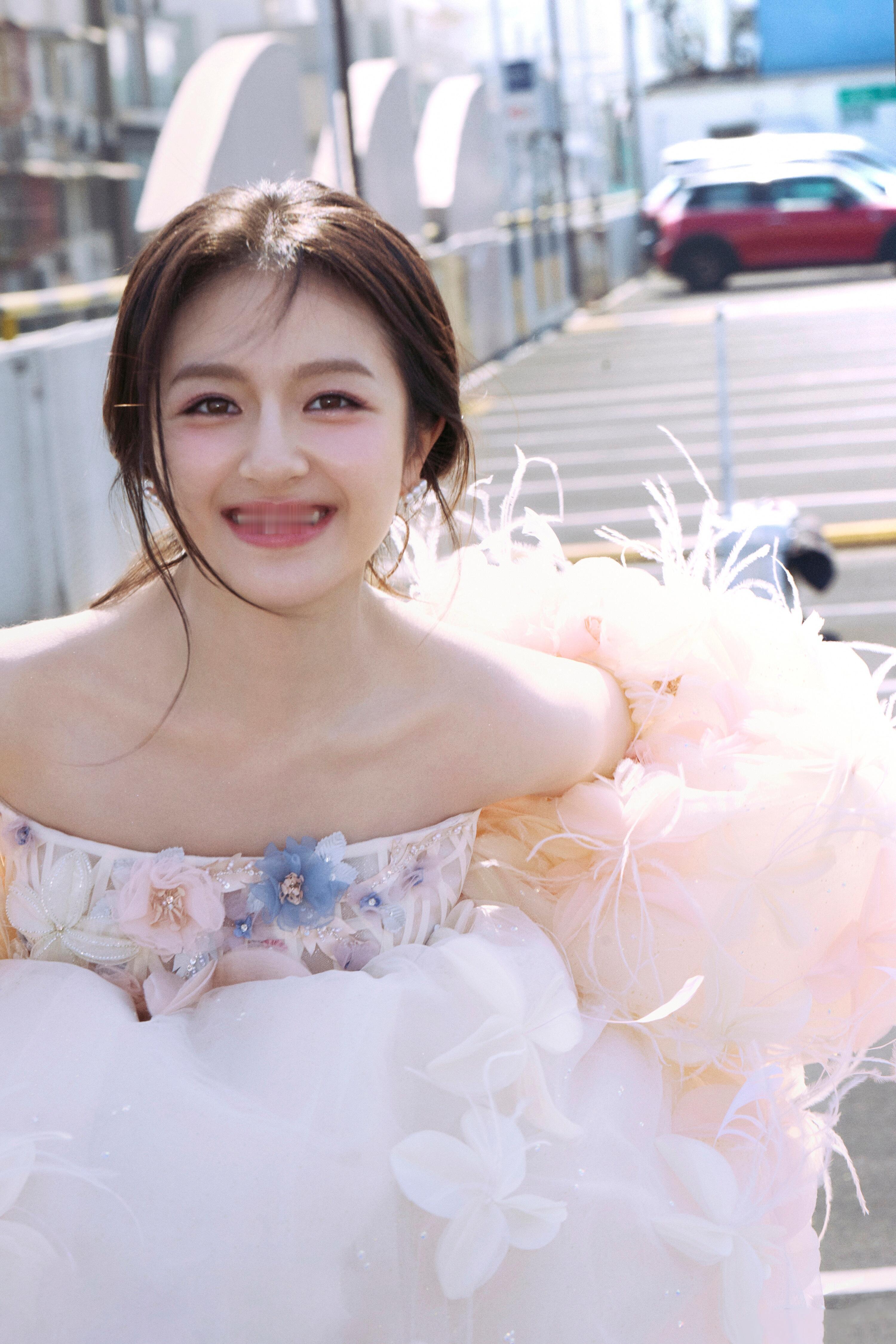 李兰迪 血气充盈的美  好明媚啊这个妆造！  