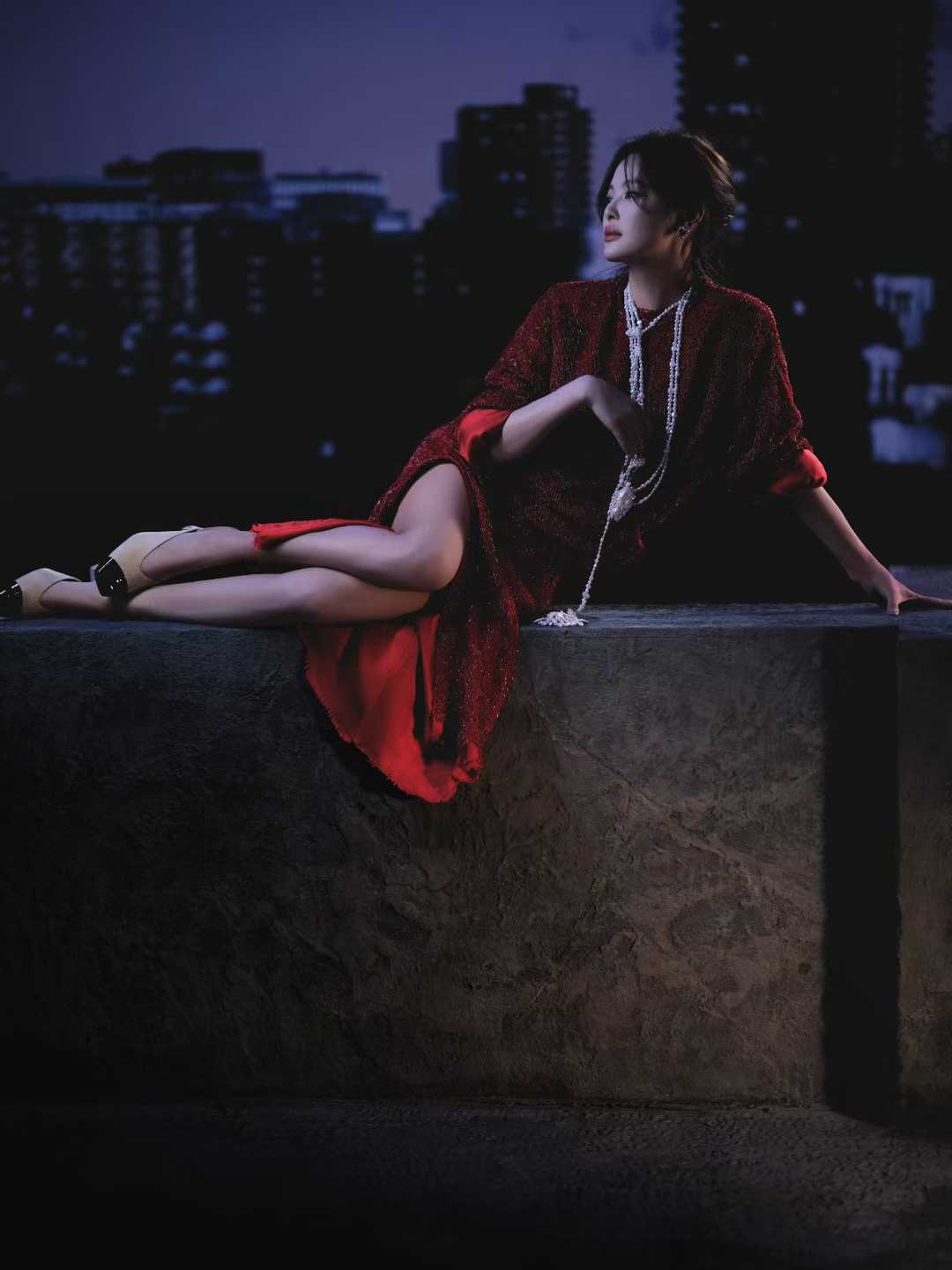 辛芷蕾在微博之夜的第二套造型，这套就有点《爱乐之城》的感觉了跨年电影愿