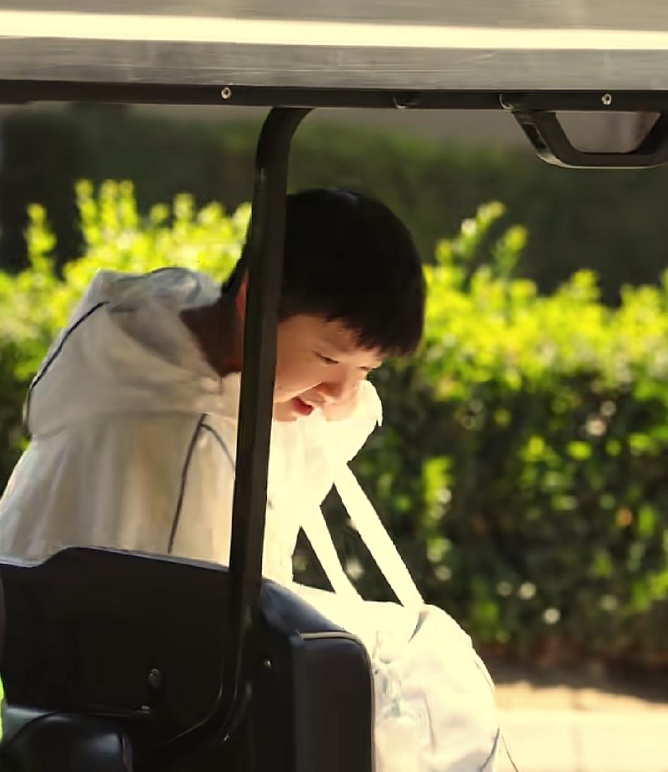 莎莎就是个小朋友啊
坐观光车，开心地笑容非常治愈
小朋友就喜欢坐这种车车
而且在