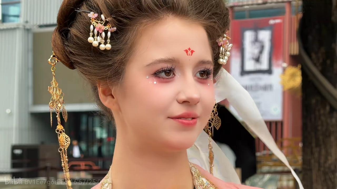胡姬貌如花，当垆笑春风。
笑春风，舞罗衣，君今不醉将安归？

这是国内一位娶了哈