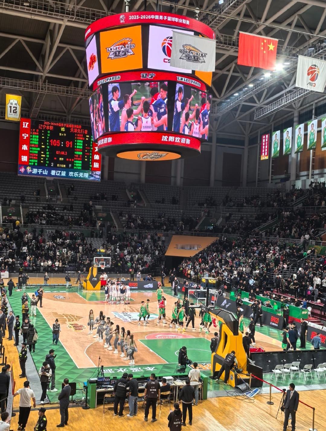虽然辽宁球迷总说无论成败与辽同在，但是昨天来沈阳看辽宁男篮比赛的球迷并不多，放眼