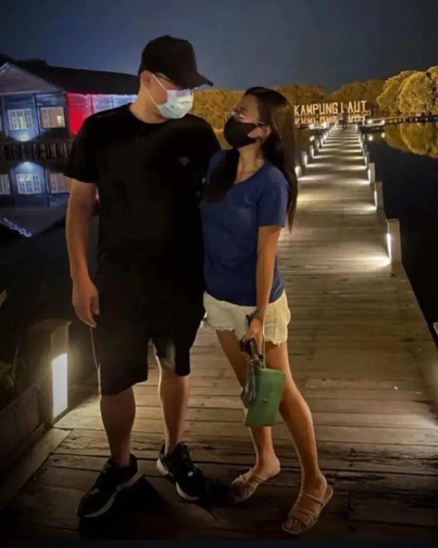 “爸爸，爸爸，你什么时候回家……”

时隔多年，曾经相爱的女人突然出现在公众视野