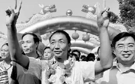 2010年9月7日，一艘渔船在钓鱼岛捕鱼，却遭到日本军舰的驱逐。日本船用不熟练的