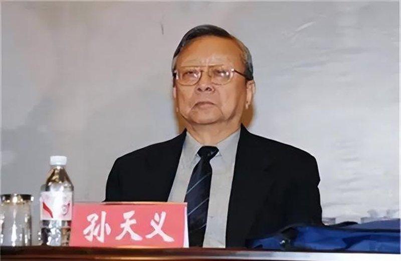 1947年，盗掘清东陵的军阀孙殿英病死狱中，留下一个16岁少年。谁也没想到，这个