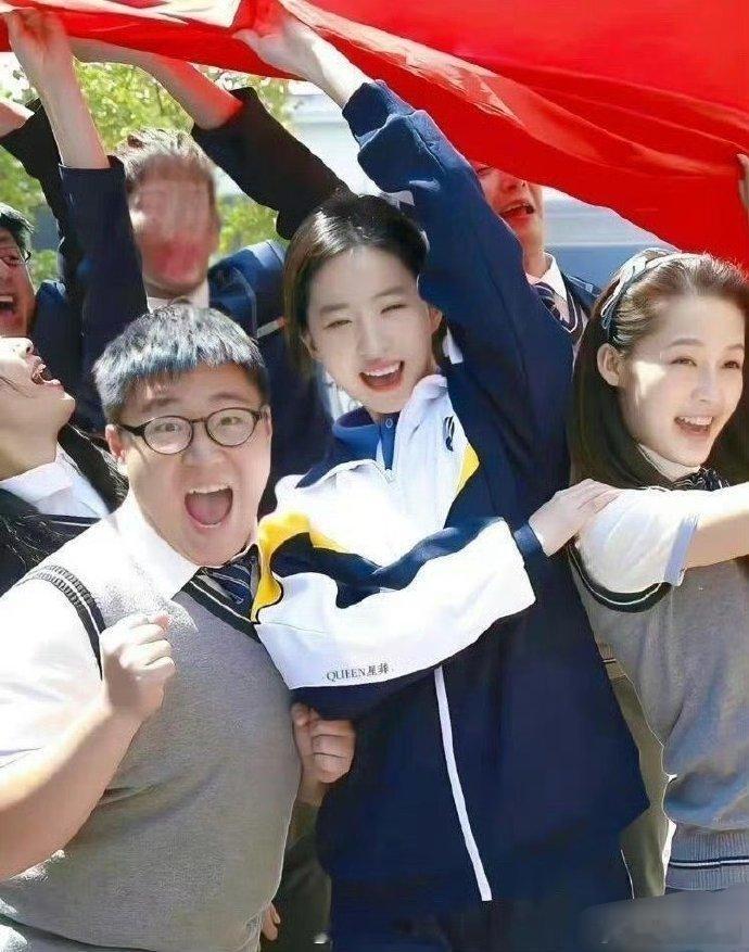 刘亦菲的学生时代：她在校园时期的清纯模样引起回忆，展现了她天然去雕饰的美貌 