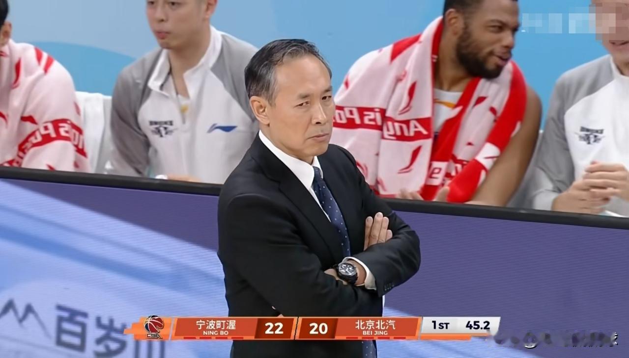 北京北汽主帅许利民真是被气得七窍生烟！在今天北京北汽客场挑战宁波町渥的比赛中，当