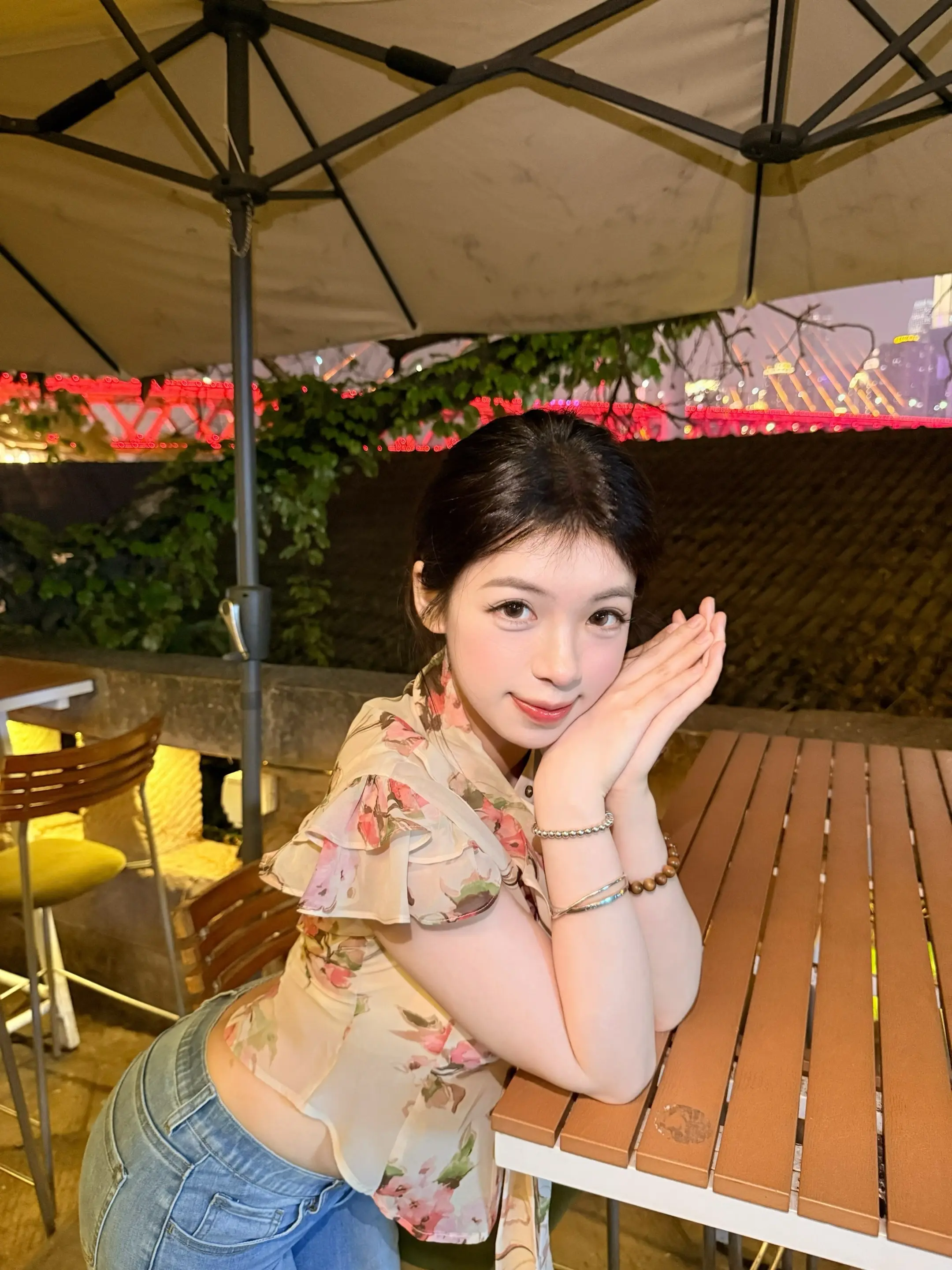 这城市每天那么多人在擦肩 而谁在你身边