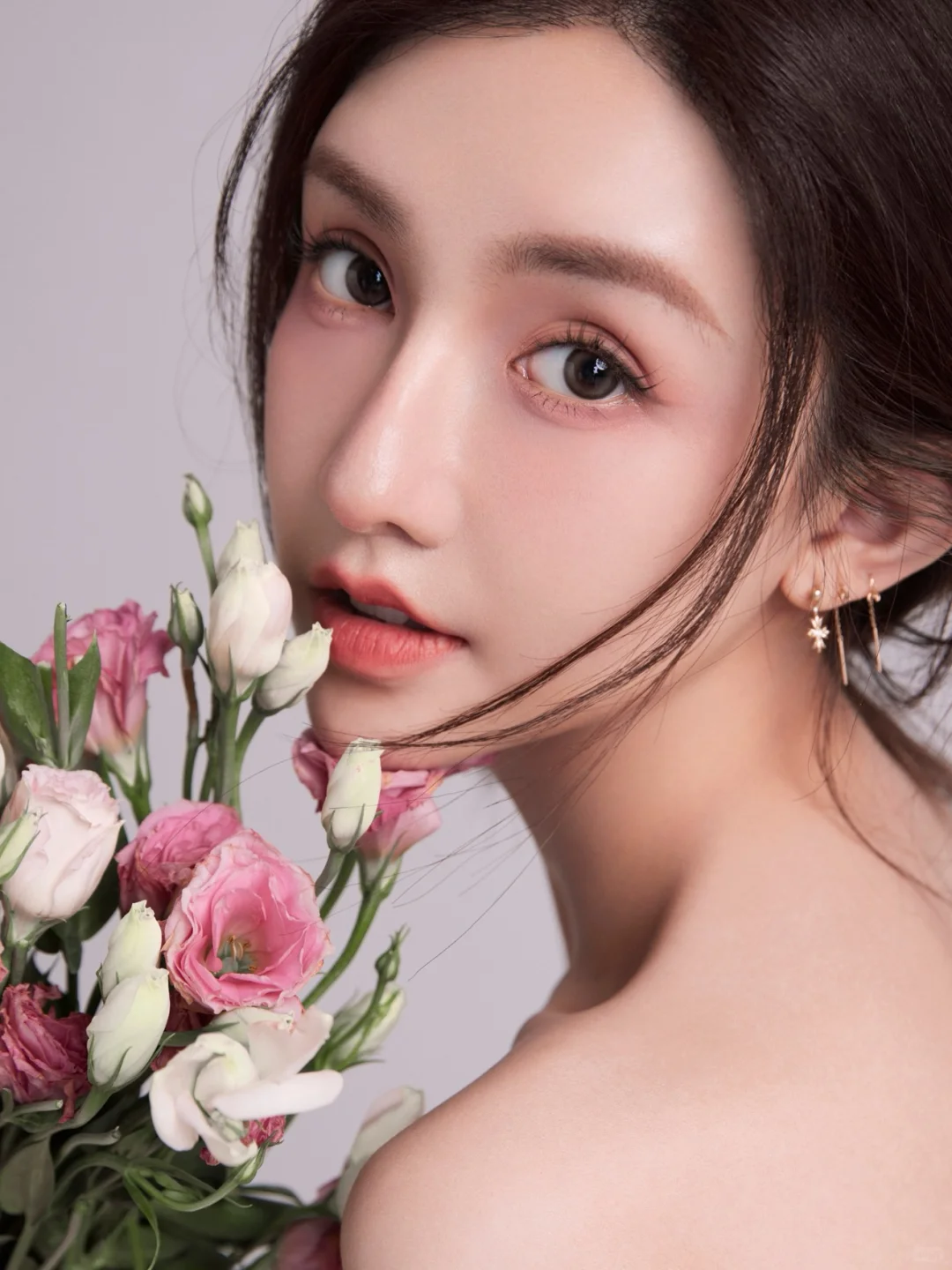 美女都喜欢拍鲜花写真🌷心动无上限