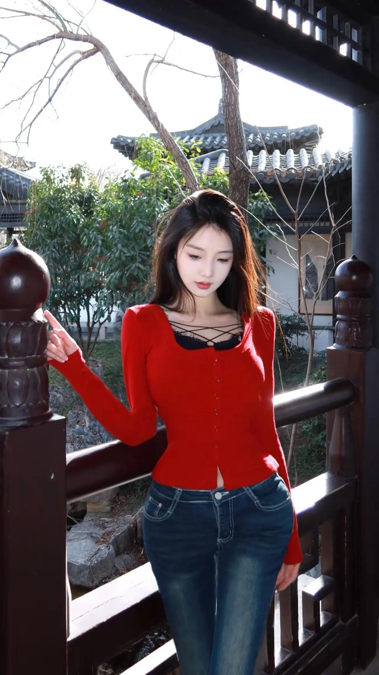 红砖色的针织衫里
藏着半座江南的暖
长发垂落时
牵起了石桥上所有的光

黛瓦是留