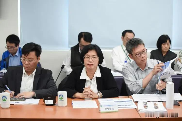 一、政治影响力的核心基础
1. 深厚的在地政治根基
- 政治世家背景：出生于鹿港