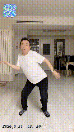 差点没看出来。这小脚丫，还不穿鞋子，幽默。活宝好动  开心就好。
好久不见，猜一