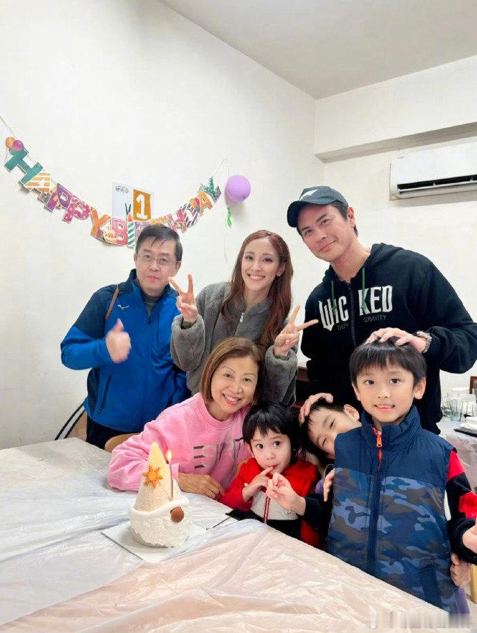 郑嘉颖一家为陈凯琳妈妈庆生郑嘉颖陈凯琳一家没有丑的义务 陈凯琳晒妈妈生日宴合照，