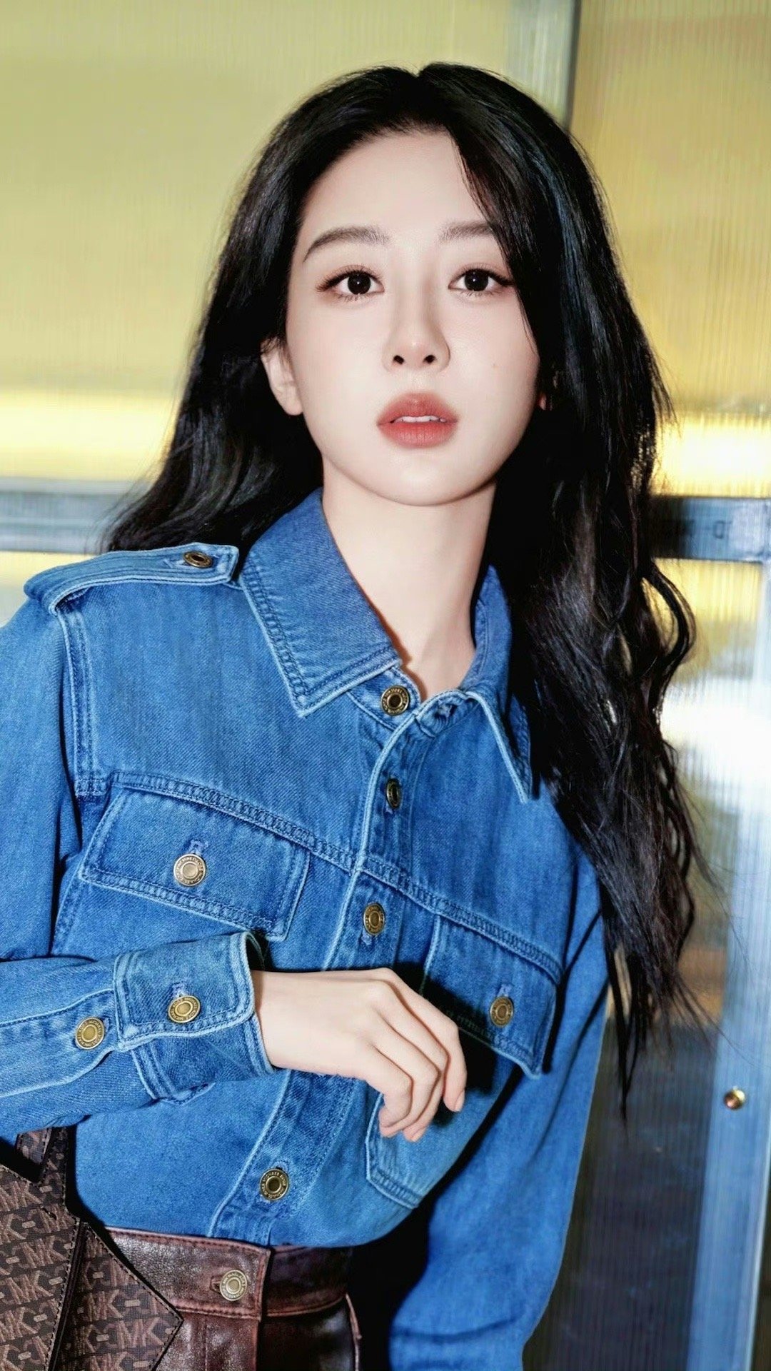 我的大明星杨紫越来越美了[憧憬]#杨紫牛仔衬衫短皮裙# ​​​