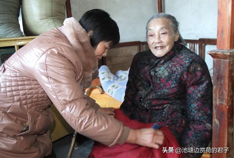 孝顺老人真的是为自己积福吗？我觉得还真是。
从传统文化看，“百善孝为先”深入人心